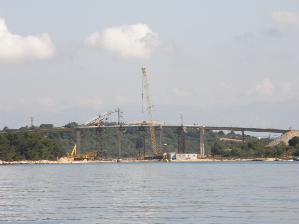 Ždrelski most bo do poletja povišan in spodaj poglobljen