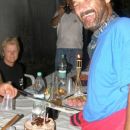 Za rezanje torte pa je malo prevelika