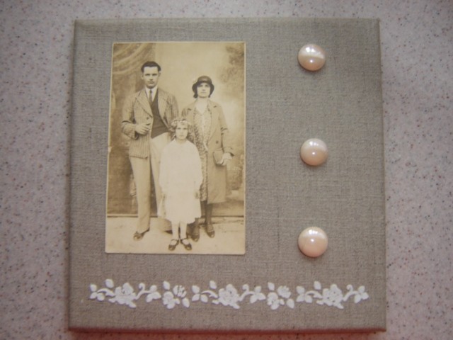 Laneno platno, stara fotografija, ornament narejen s kovinsko šablono in dekorirno pasto t
