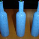 Stekleničke pobarvane z barvo za porcelan, zapečeno v pečici. Barva je nanešena z okroglim