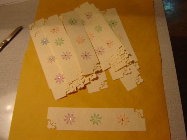 Swap knjižnih kazal. Debeljši papir, motivi izrezani z nožki za izsekovanje, dodane blešči