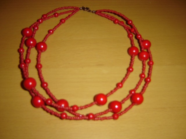 Še malo rdeče :-). Lesene perle.