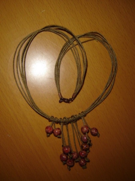 Povoščena vrvica in lesene perlice