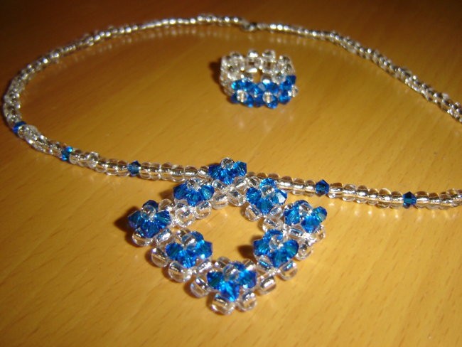 Swarovski kristalčki in perlice.