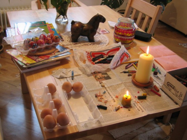 Barvanje pirhov leta 2004 - voščenke segrete nad svečo