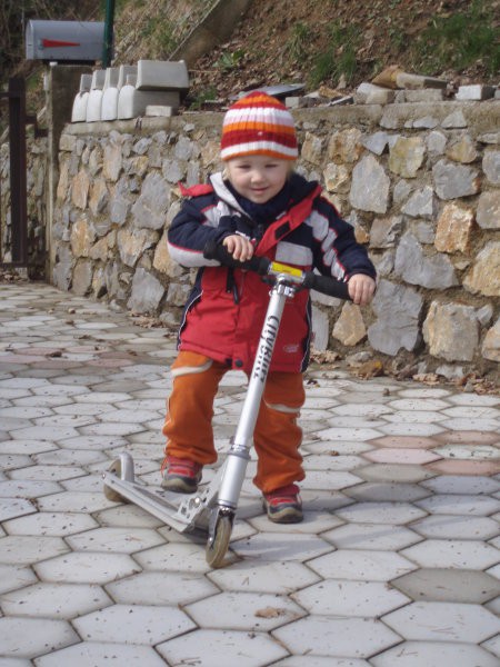 tako zelo vztrajno in potrpežljivo trenira vožnjo z skirco