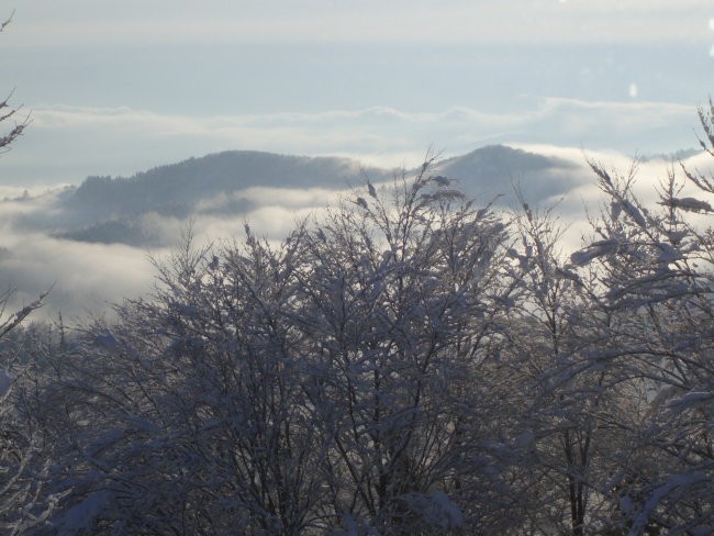 25.2.2008 zimska idila...jutranji pogled z Kajine in Nejine sobike na zasavske hribe