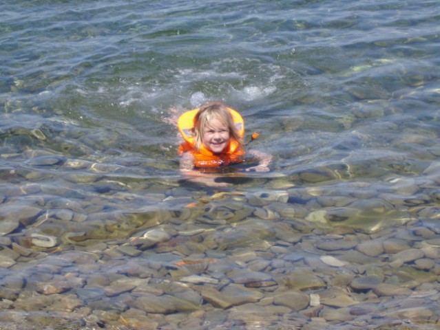 Ella v zeloo hladni vodi
