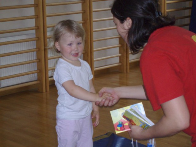 Učiteljica Vesna je Kajči podelila njeno prvo športno kolajno..mi pa ponosni za znoret:)