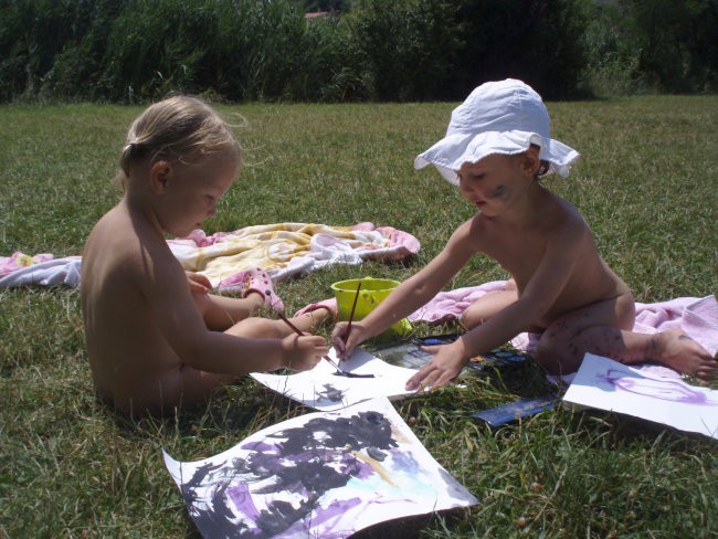 Rebeka in Kajči ustvarjata...kak lepo da je Patricija prinesla vodenke kar na plažo:)