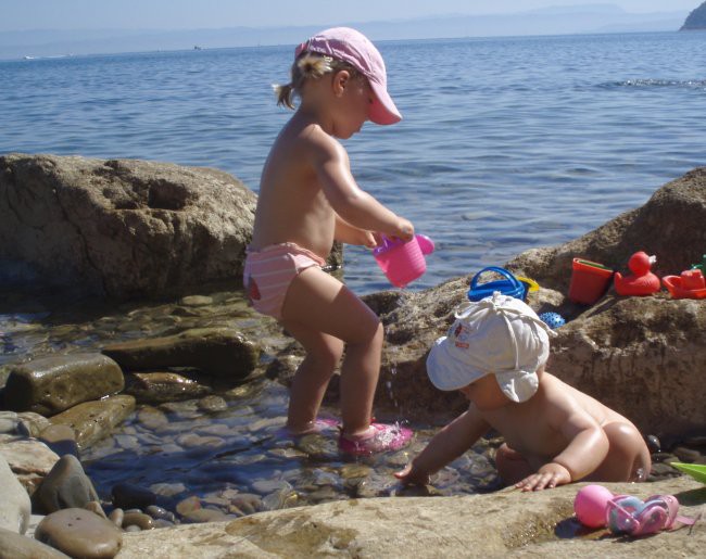 tudi letos, ko pridemo na plažo, najprej naredimo bazenček...in evo zabave