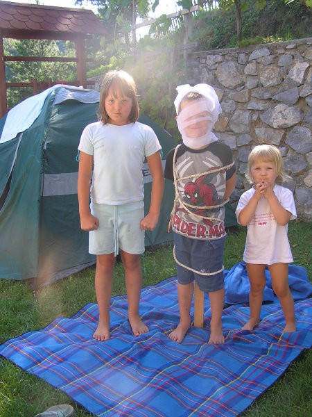 Sebi je prespal celo noč v šotoru in smo ga slovesno sprejeli med tabornike...