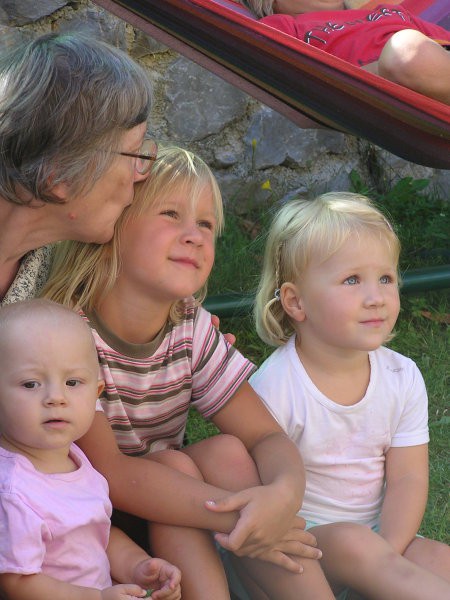 babi Miki in njene vnukice