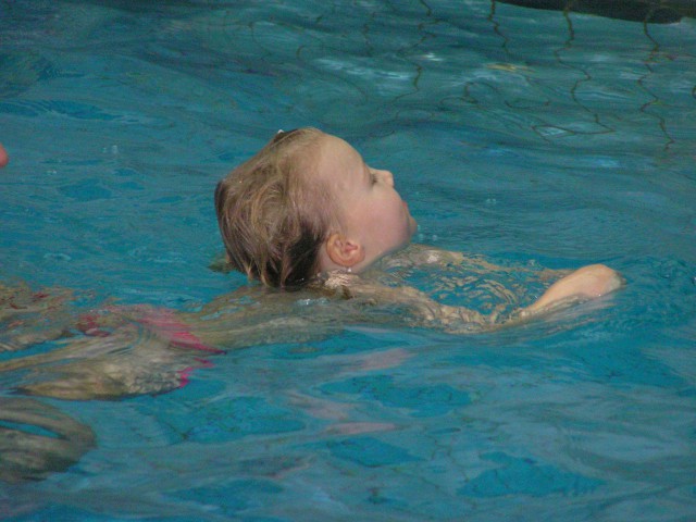 Ne boste verjeli ampak Kajči je začela plavati brez rokavčkov...malo pod   vodo in malo na