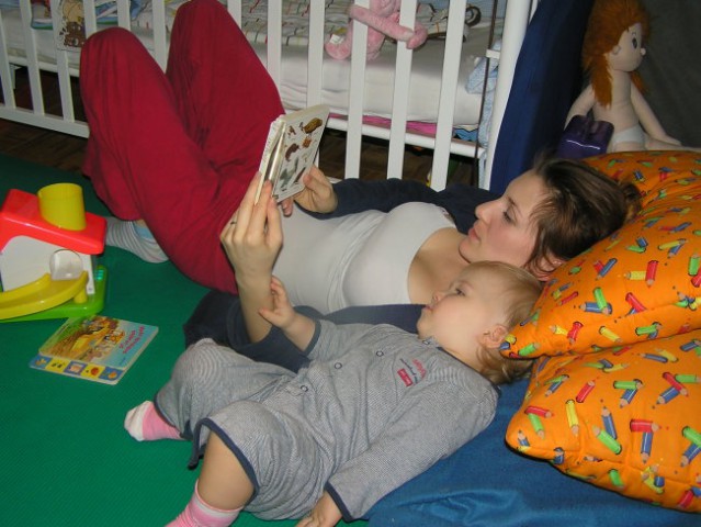 Naš obred pred spanjem obvezno vključuje branje knjigic:) 