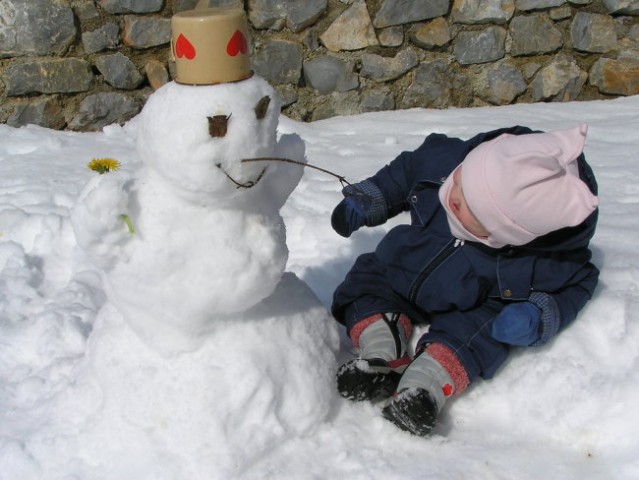 Eko tudi Kajči je naredla svojega prvega sneženega možička...