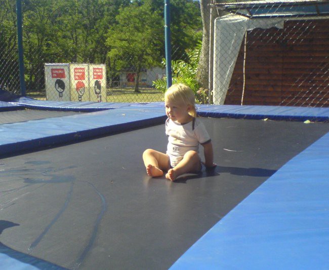 menimo, da bo Kaja postala kakšna akrobatka...na trampolinu je kot doma:)