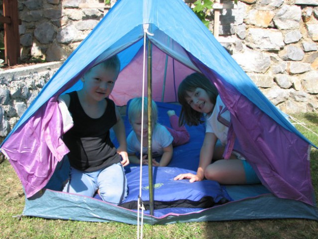 Našim malim obiskovalcem smo postavili na vrtu šotor, da si malo odpočijejo
