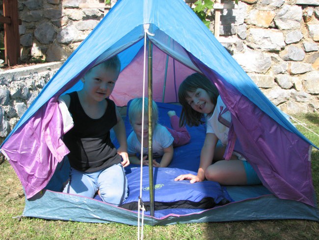 našim malim obiskovalcem smo postavili na vrtu šotor, da si malo odpočijejo