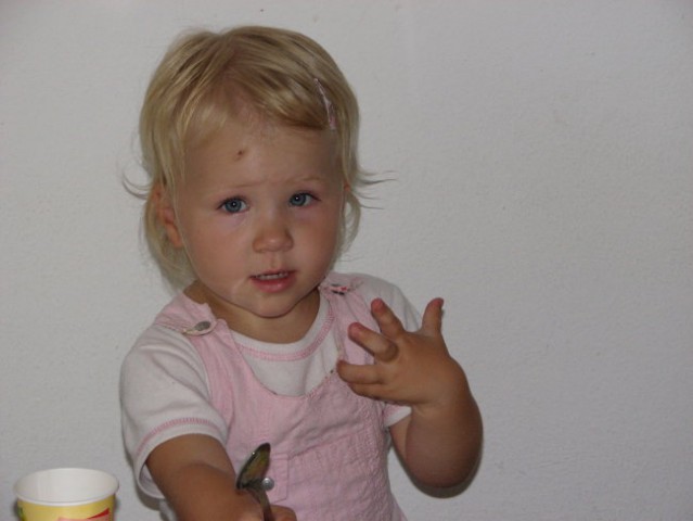 Evo Kaja je pokazala, da je stara 2 leti:):):)