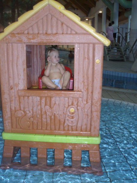 hiška v otroškem bazenčku in naša mala princeska na stolčku