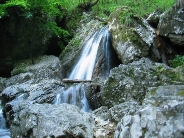 Pekelski slapovi, Pokojišče, 25.5.2004 - foto