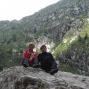 ravnateljica in vodja tabora na balvanu ob jezeru