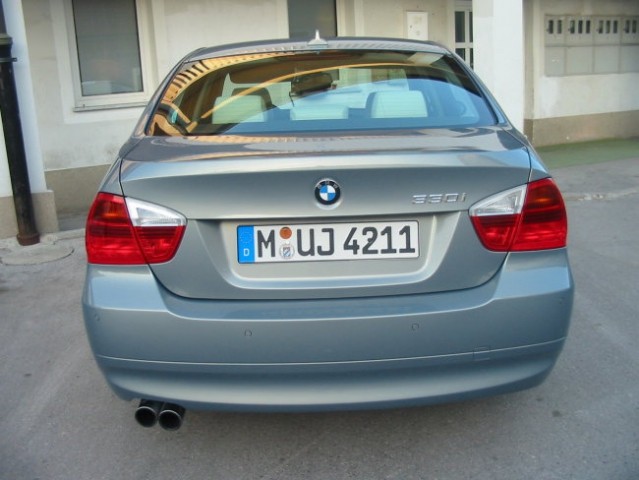 BMW 330i - foto