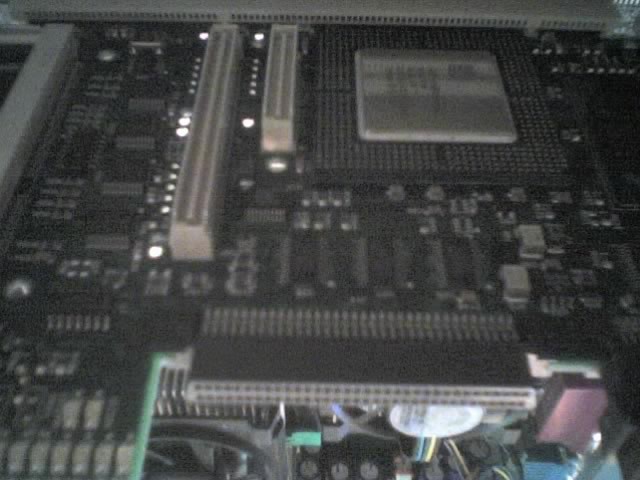 SCSI procesor in konektorji, stevilo kanalov je verjetno 4, maticna pa ima integriran scsi