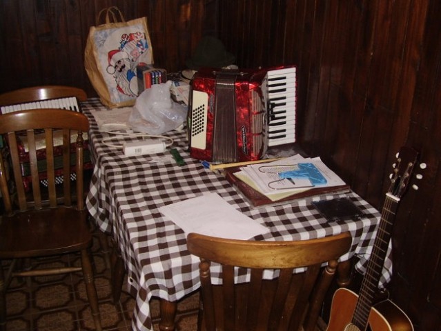 Desna miza, obe harmoniki ter markova folkarca+papirologija