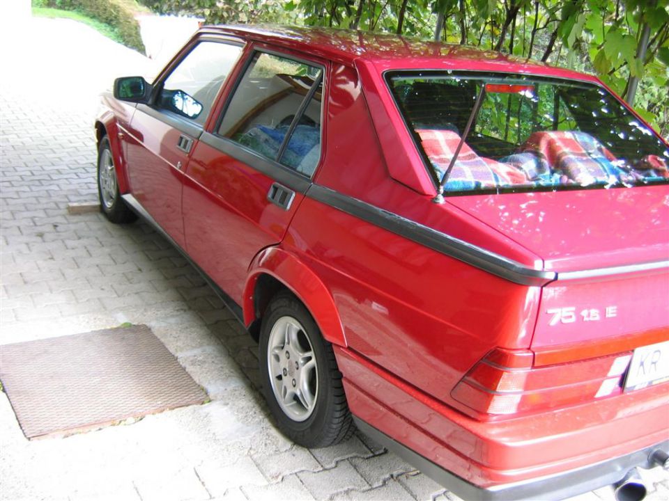 Alfa Romeo 75 - foto povečava