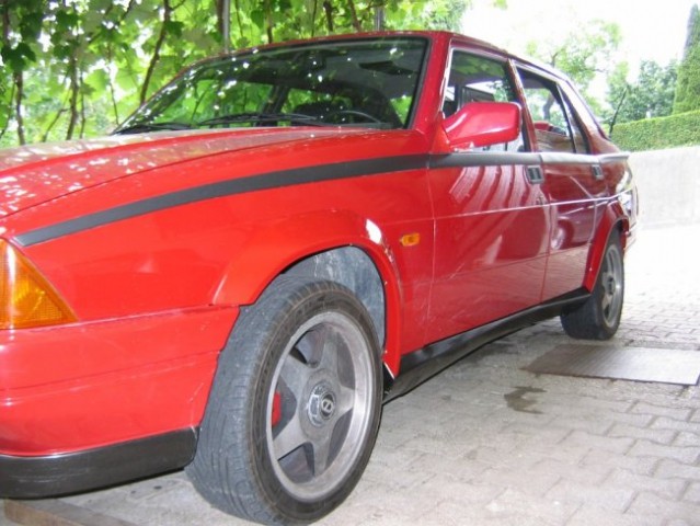 Alfa Romeo 75 - foto