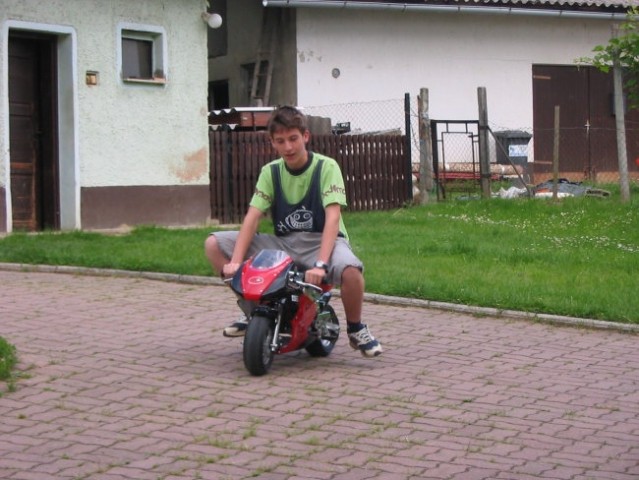 Jaz na mini moto-tu, ne me gledat v faco, to je blo zjutraj sem bil zaspan, but i must dri