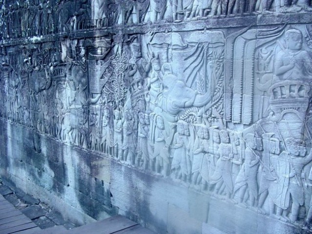V zid okrog Bayona so Kmeri zapisali, oz. bolje, izklesali svojo dotedanjo zgodovino. Da s