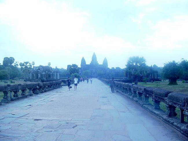 Angkor Wat ob sonćnemu vzhodu.