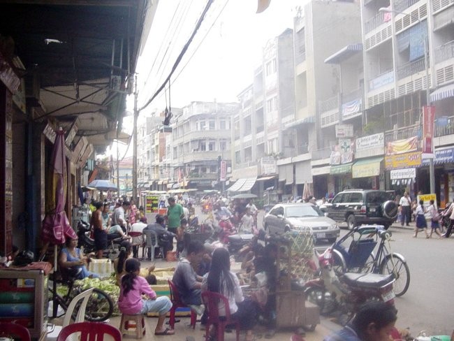 Živahne ulice Phnom Penha.