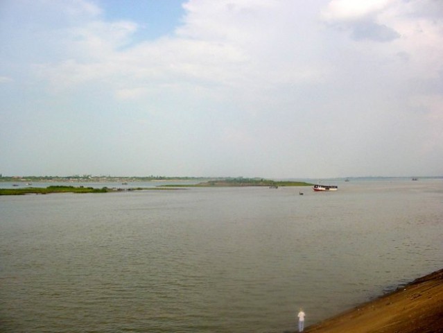 Tonle Sap se v daljavi zliva v Mekong. Le kakšen mora biti prizor, ko vode bistveno narast