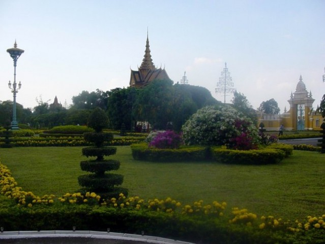 Kraljeva palača z brezhibno urejenimi vrtovi spominja na tisto iz Bangkoka.
