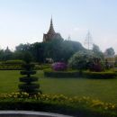 Kraljeva palača z brezhibno urejenimi vrtovi spominja na tisto iz Bangkoka.