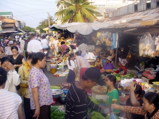 T.i. Ruska tržnica v Phnom Penhu. Denar tu kupi vse.