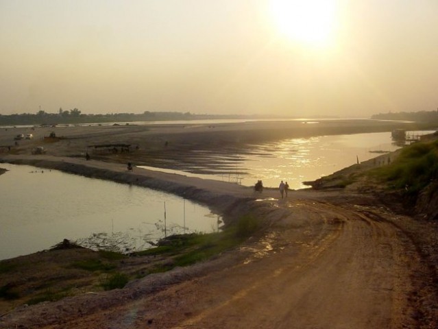 Peščeni otok, katerega velikost variira z višino Mekonga. Priljubljeno zbirališče mladih. 