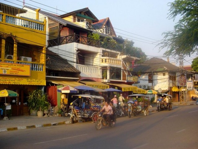 Nabrežje Mekonga, Vientiane. Bodite pozorni na francosko arhitekturo: terase, balkončki...