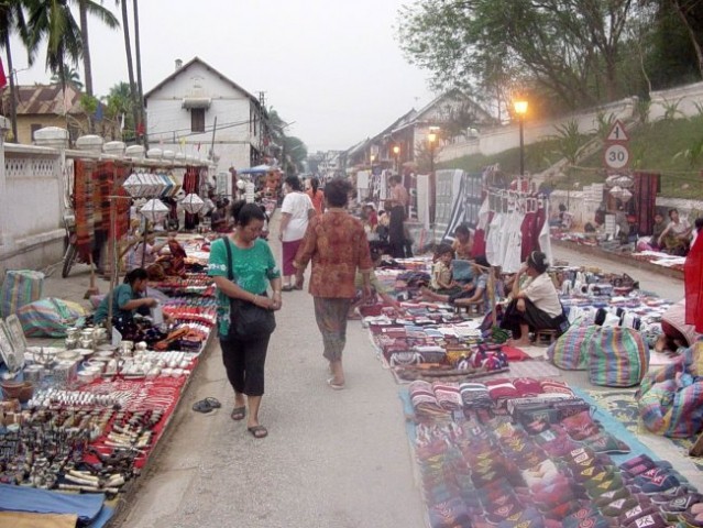 Nočna tržnica, Luang Prabang. Ulica je do polnoči, ko se začne policijska ura, popolnoma s