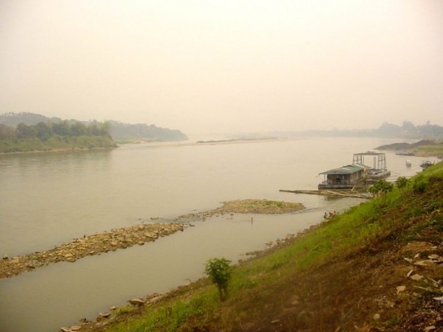Pogled na Mekong pri kraju Chiang Khong. Na levem bregu je Laos.