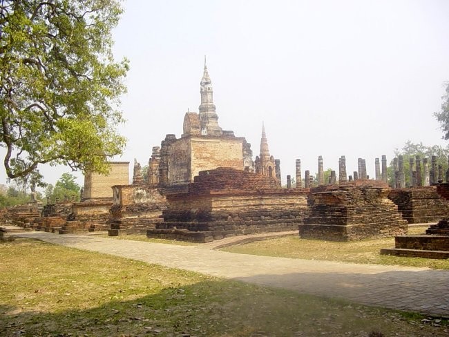 Stari del mesta, Sukhothai. Nekdaj pomembno mesto, od katerega so ostali le še kamniti tem