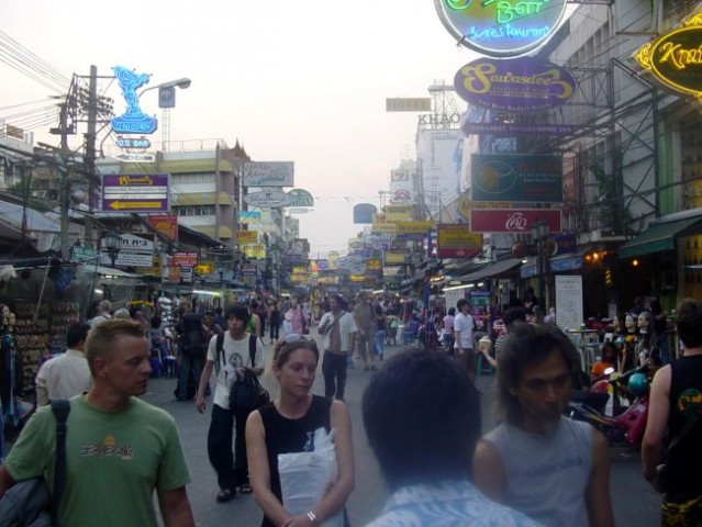 Kaotična Khao San avenija, Bangkok. Raj za backpackerje.