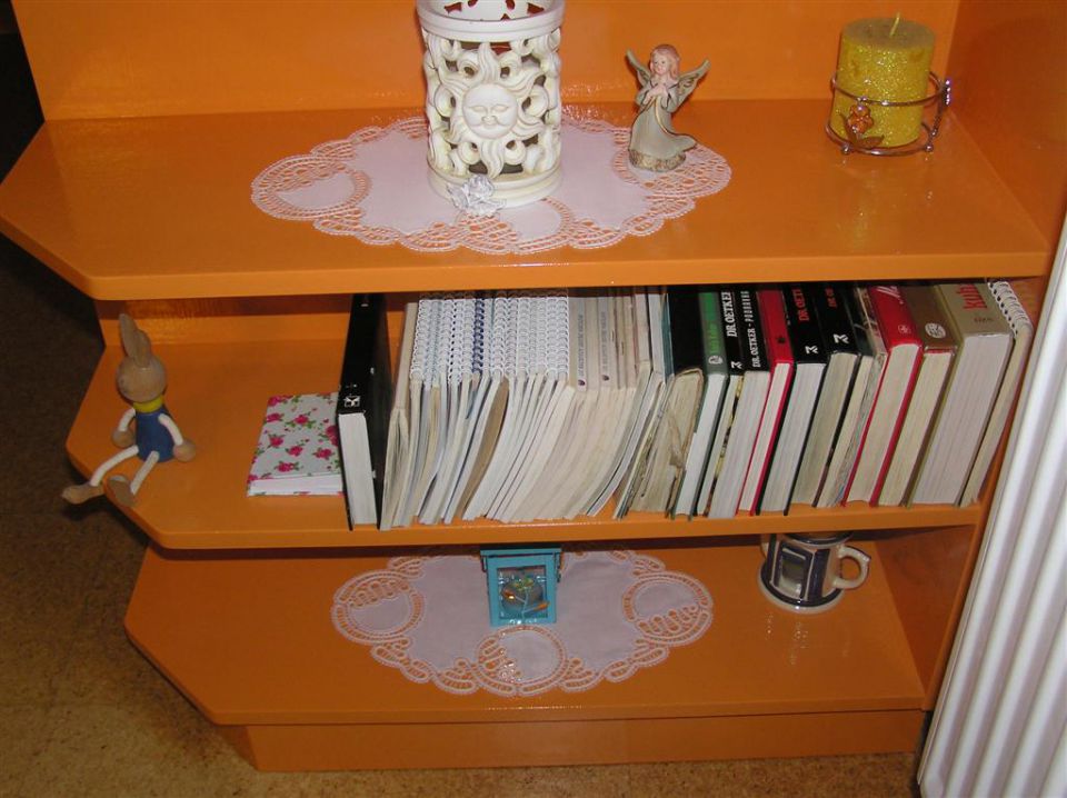 Ovala krasita mojo kuhinjsko knjižno polico:)