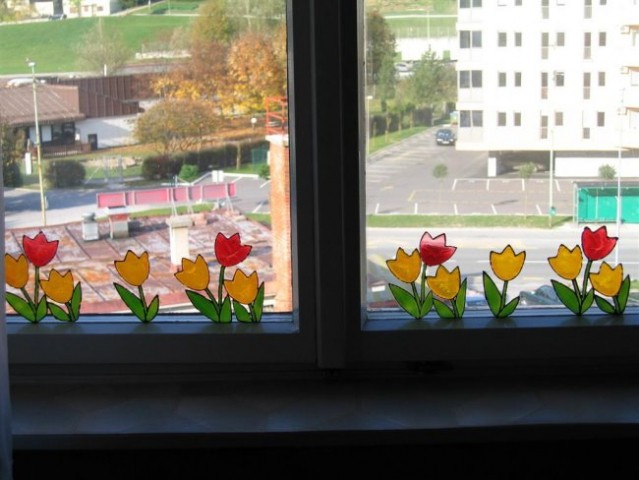 Tudi stara okna se dajo lepo olepšati s tulipančki