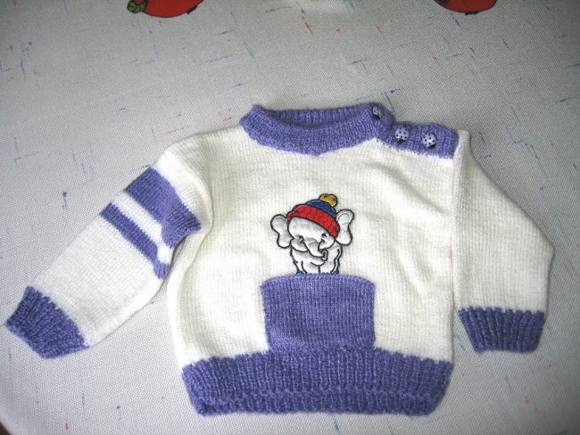Nastal je novi puloverček in nisem mogla več nehati plesti za svojega še ne rojenega otroč