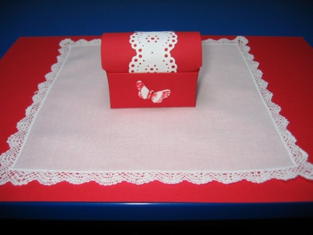 Škatlico sem naredila iz rdečega karona, nanj prilepila papirnato bel čipkasti trak, ter d
